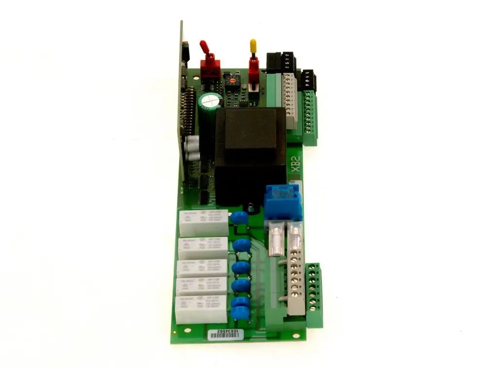 Leiterplatte von Bosch mit mehreren Relais und Anschlussklemmen, ausgestattet mit verschiedenen elektronischen Bauteilen und einer integrierten Schaltung.